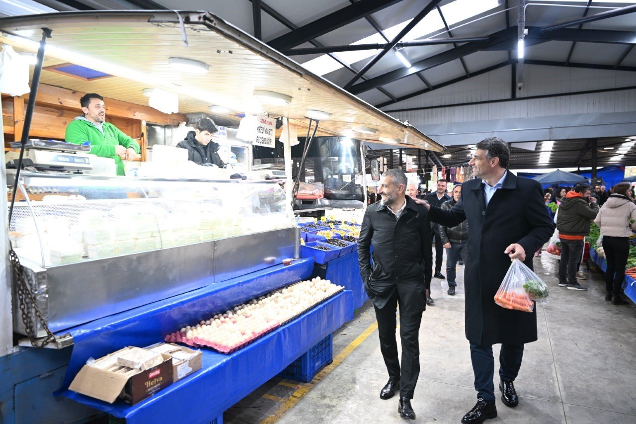 Başkan Kocaman pazar alışverişinde