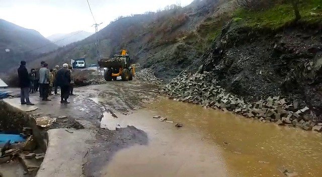 Siirt’te heyelan nedeniyle yol kapandı