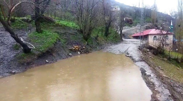 Siirt’te heyelan nedeniyle yol kapandı