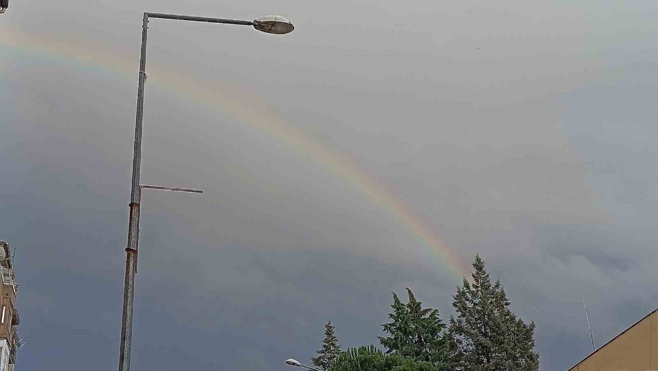 Sındırgı merkezde yağmur, ulus dağında nisan karı etkili oldu