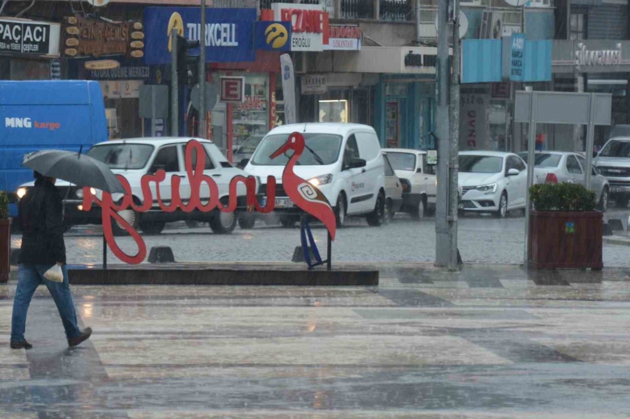 Sındırgı merkezde yağmur, ulus dağında nisan karı etkili oldu