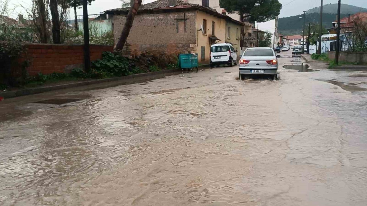 Sındırgı merkezde yağmur, ulus dağında nisan karı etkili oldu