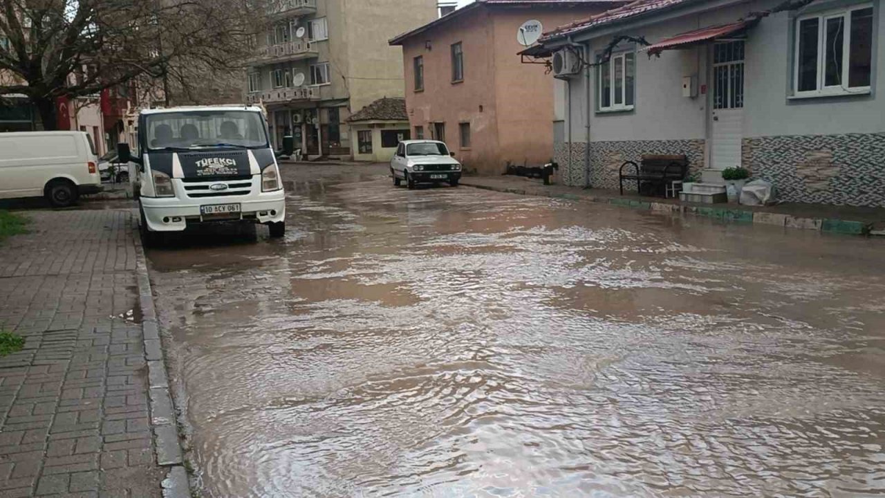 Sındırgı merkezde yağmur, ulus dağında nisan karı etkili oldu