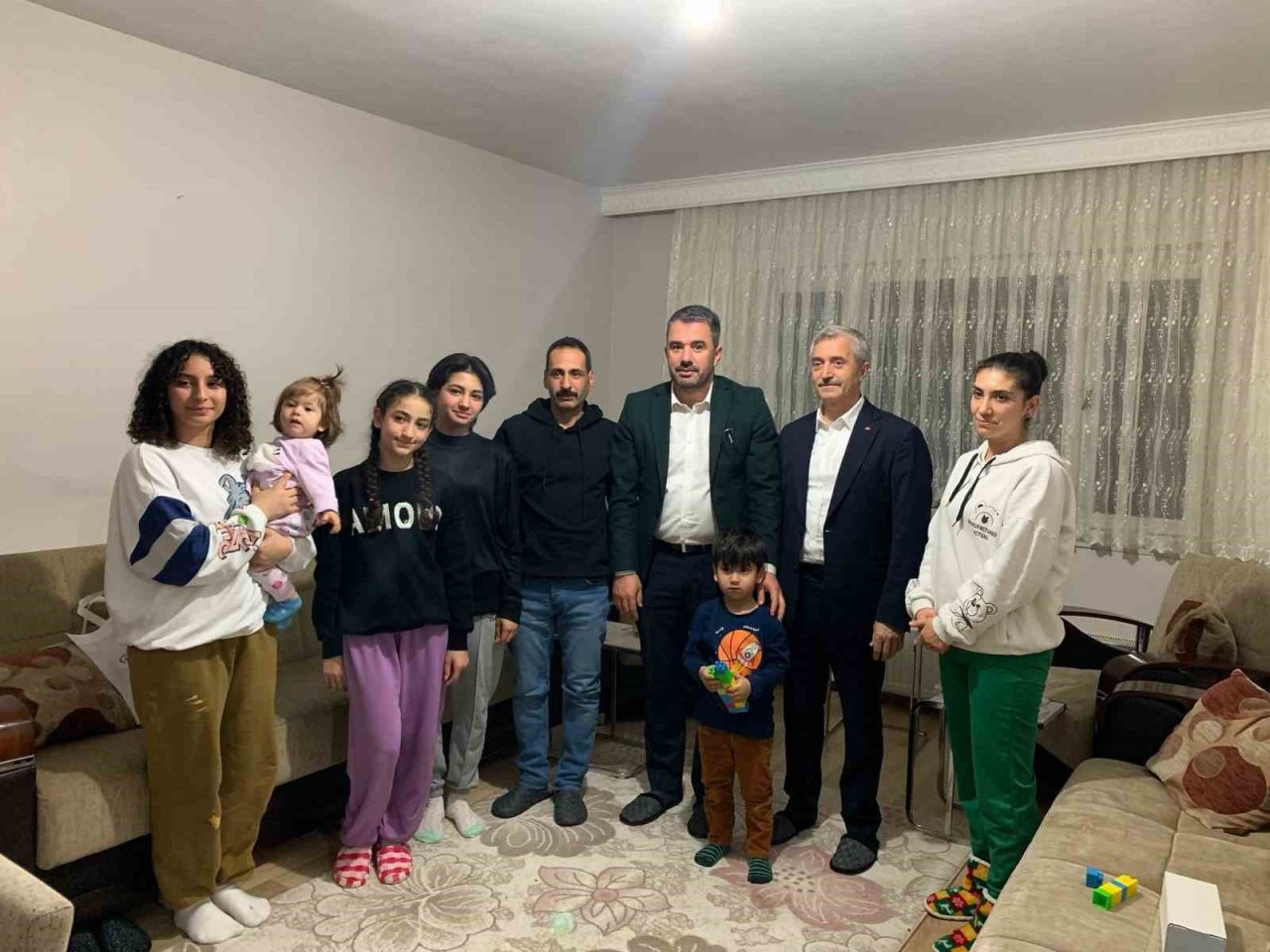 Depremden sonra yüzlerce kilometre uzağa taşınan ailelere sürpriz ziyaret