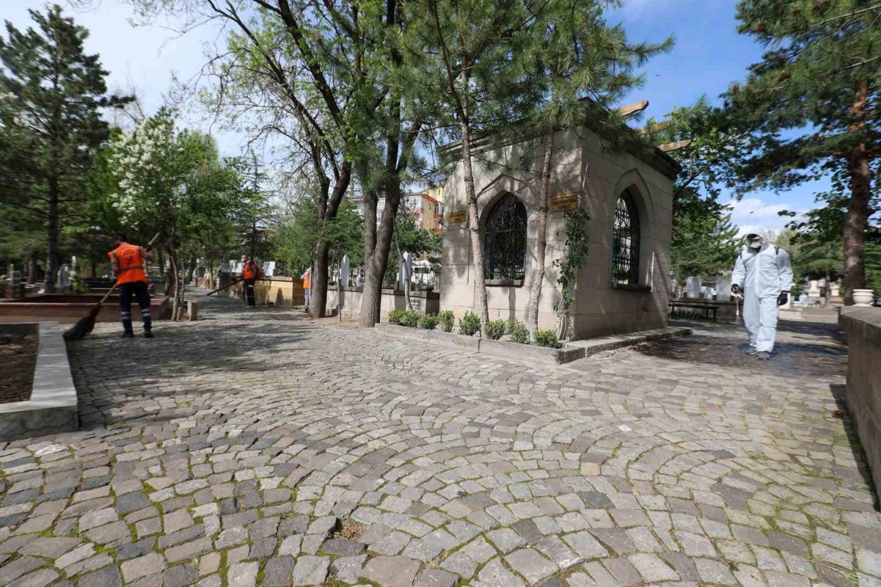 Talas mezarlıklarına bayram temizliği