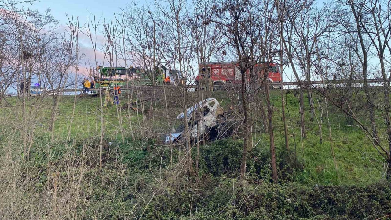 TEM Otoyolu’nda kontrolden çıkan otomobil şarampole yuvarlandı: 1 ölü