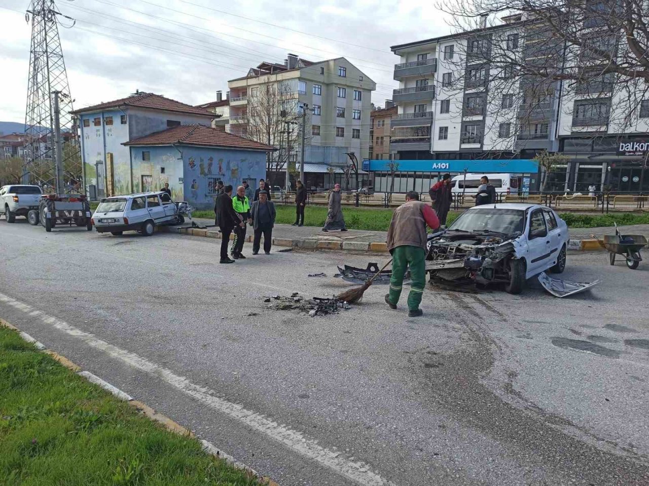 İki otomobil kavşakta çarpıştı: 2 yaralı