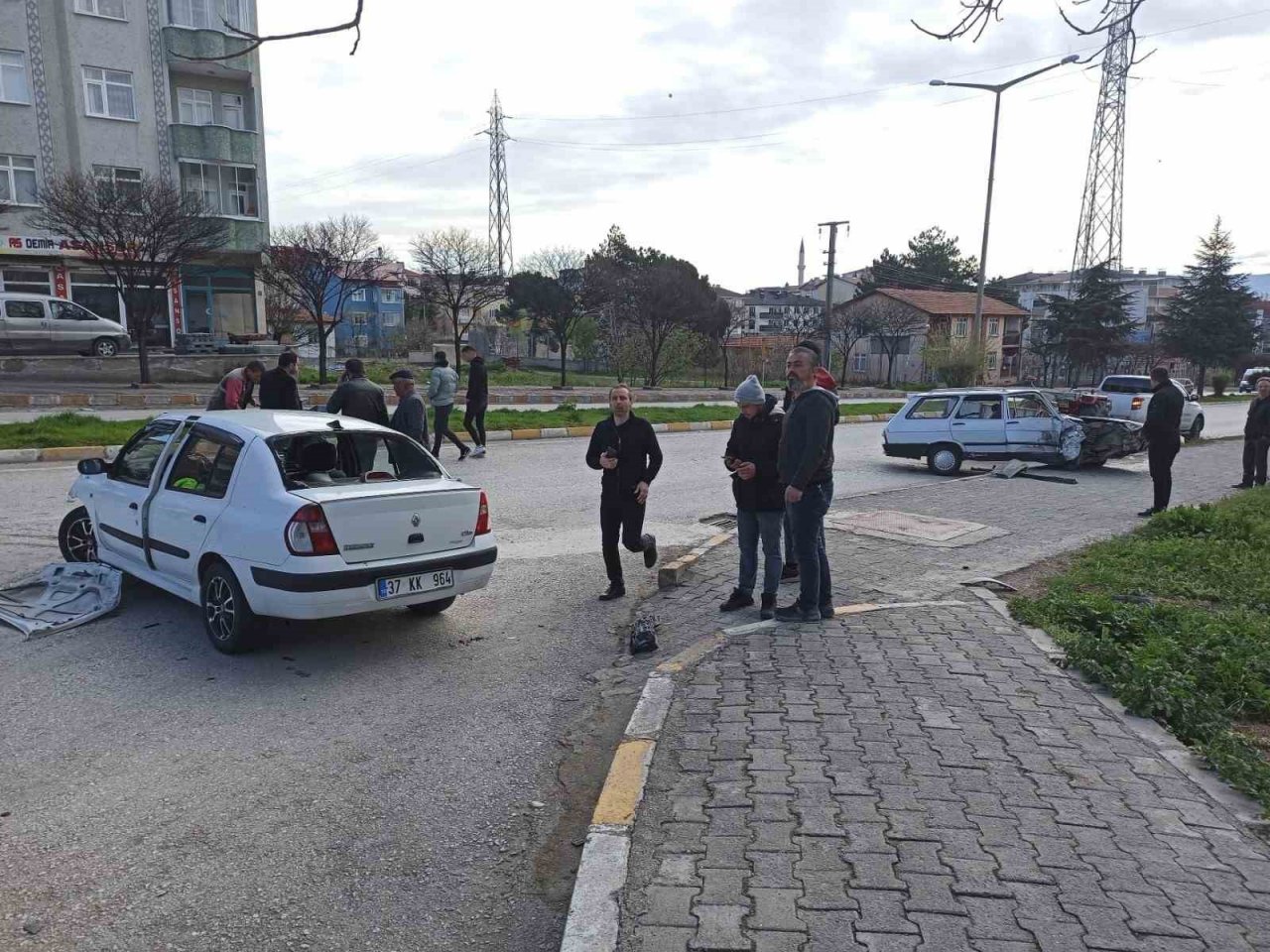 İki otomobil kavşakta çarpıştı: 2 yaralı