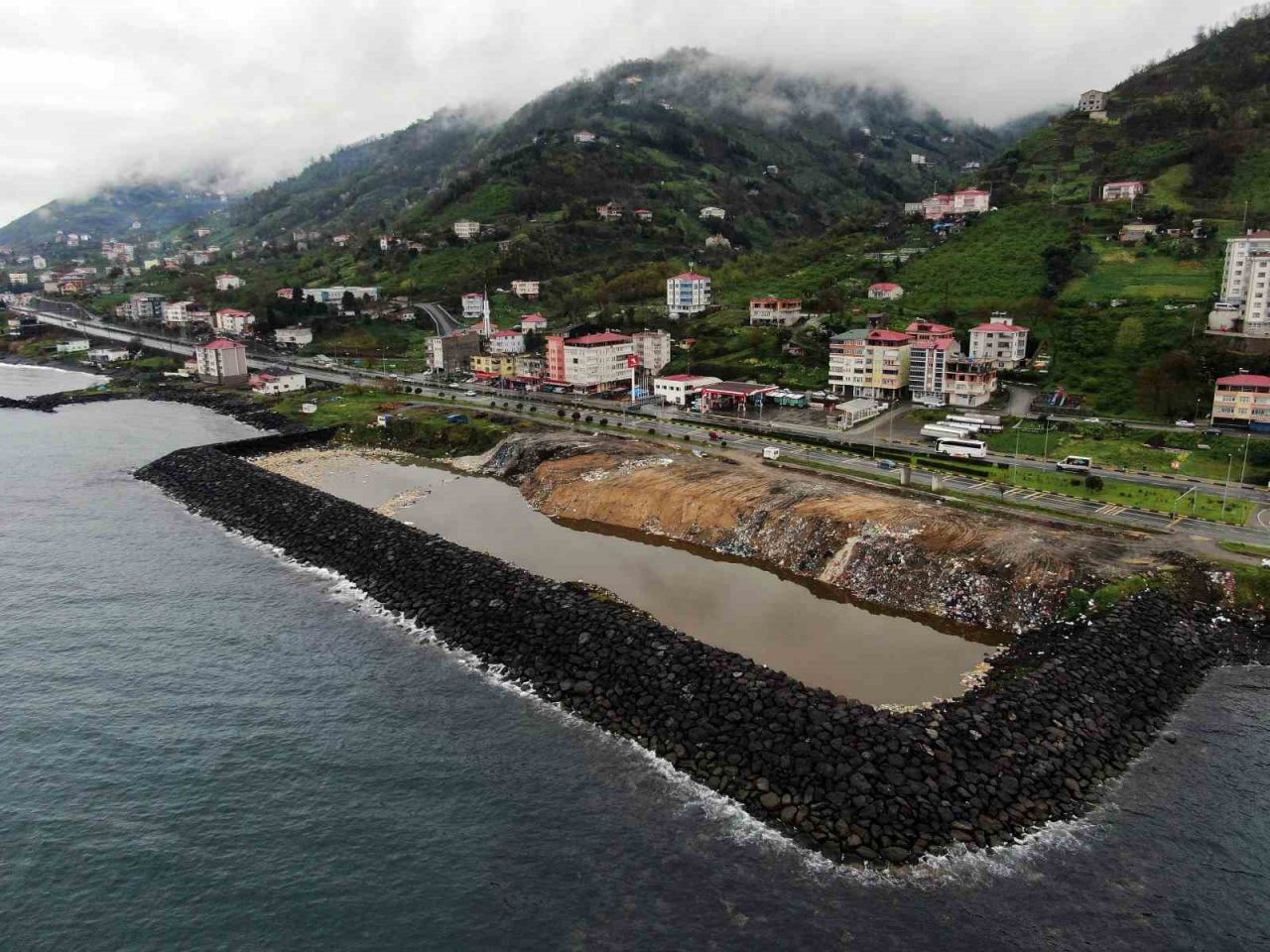 Yeşille mavinin birleştiği Karadeniz’e yakışmayan görüntü