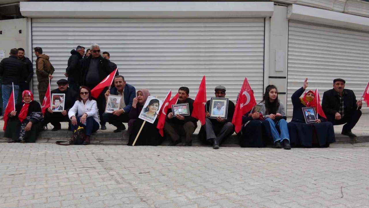 Evlat nöbetindeki anne: “HDP’ye artık yeter diyoruz”