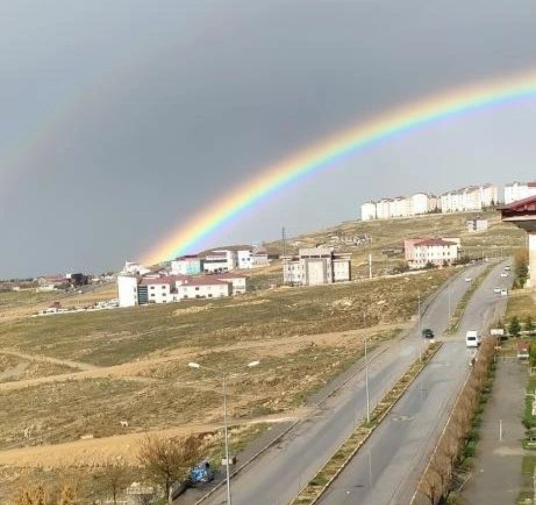 Van’da yağmur sonrası ’gökkuşağı’ güzelliği