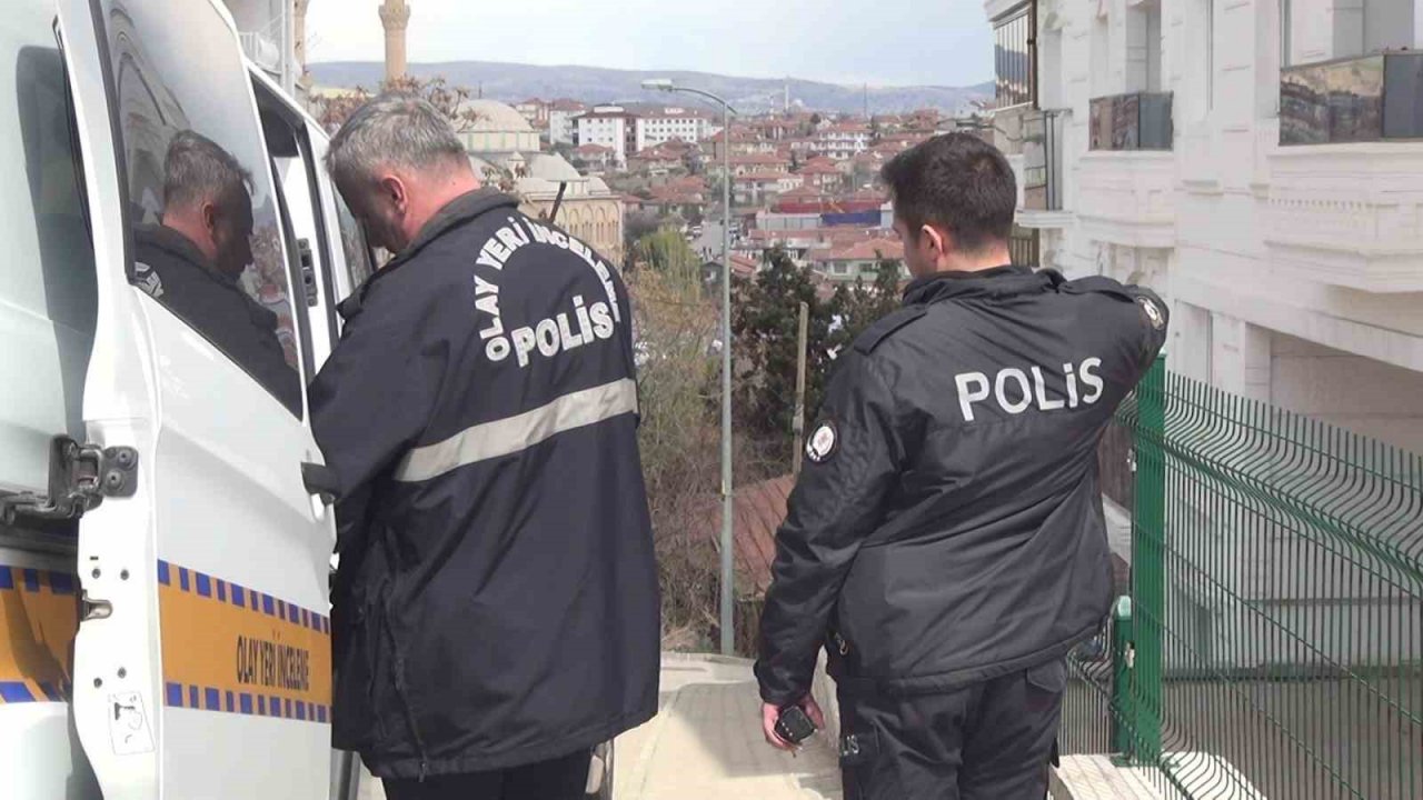 Yeni taşındığı evinin camlarını silmek isterken 6. kattan düşen kadın hayatını kaybetti