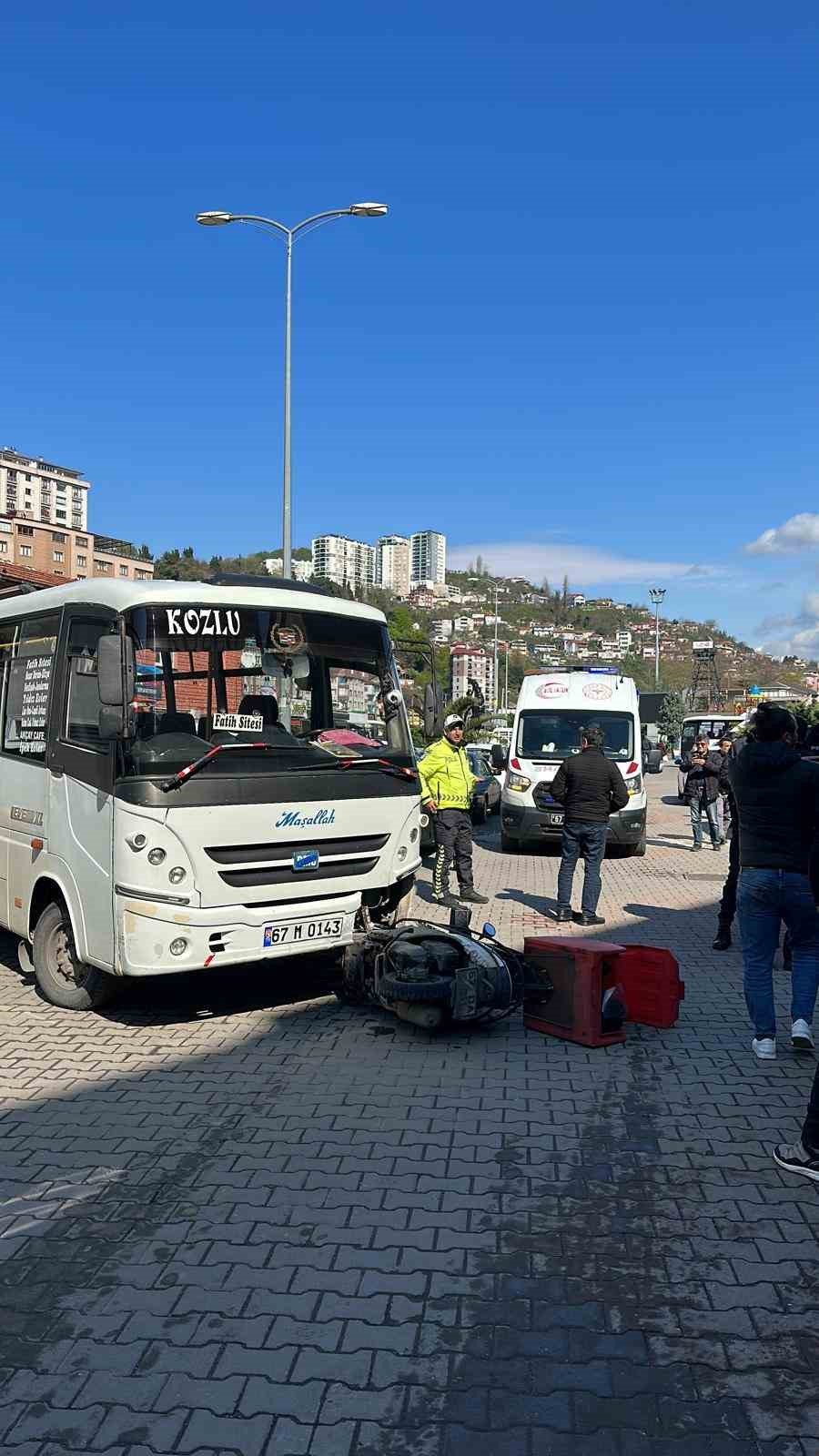 Minibüs, motosiklet ile çarpıştı; kurye yaralandı