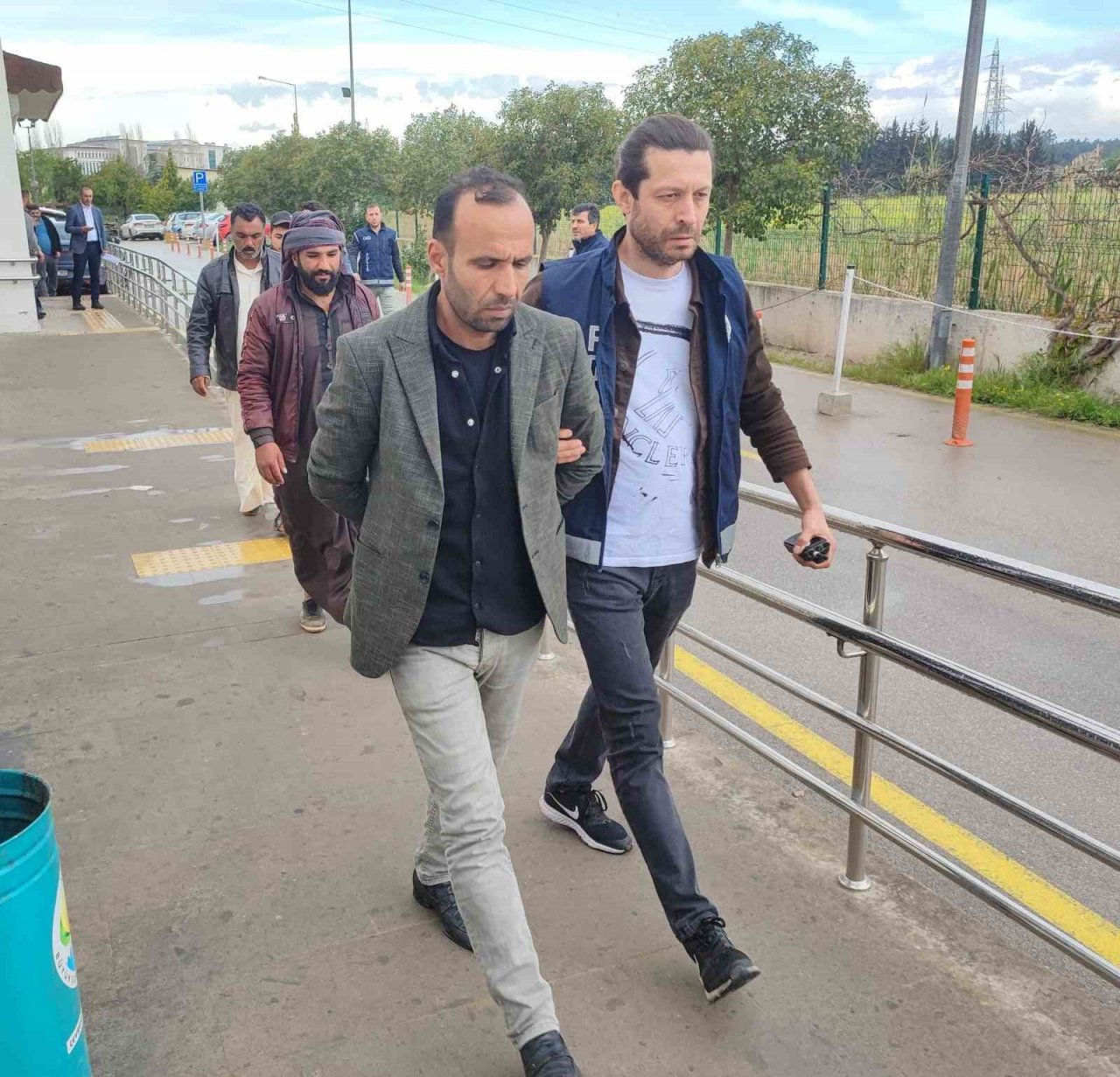 Düzensiz göçmenleri kaçak yollarla getiren şüpheli tutuklandı