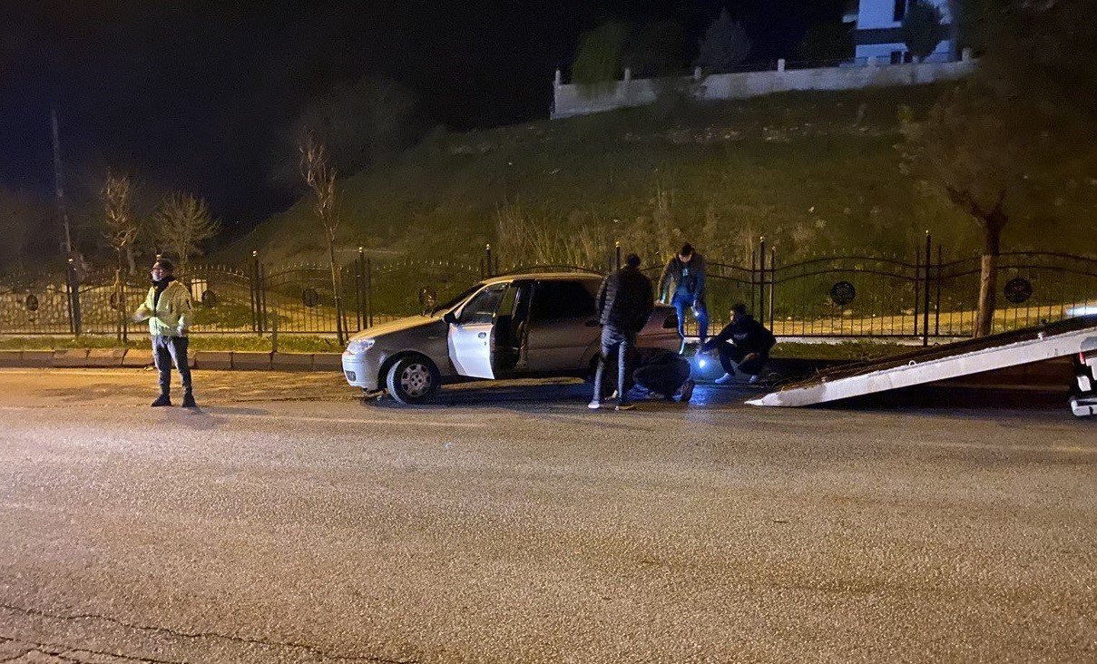 Refüje çıkan otomobilin sürücüsü yaralandı