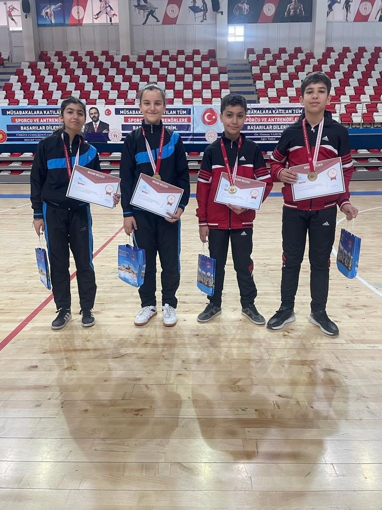 Fatih Ortaokulu masa tenisinde Türkiye finalinde