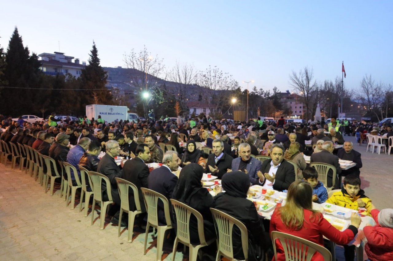 AK Parti Milletvekili Şahin Tin, Kalelilerle buluştu