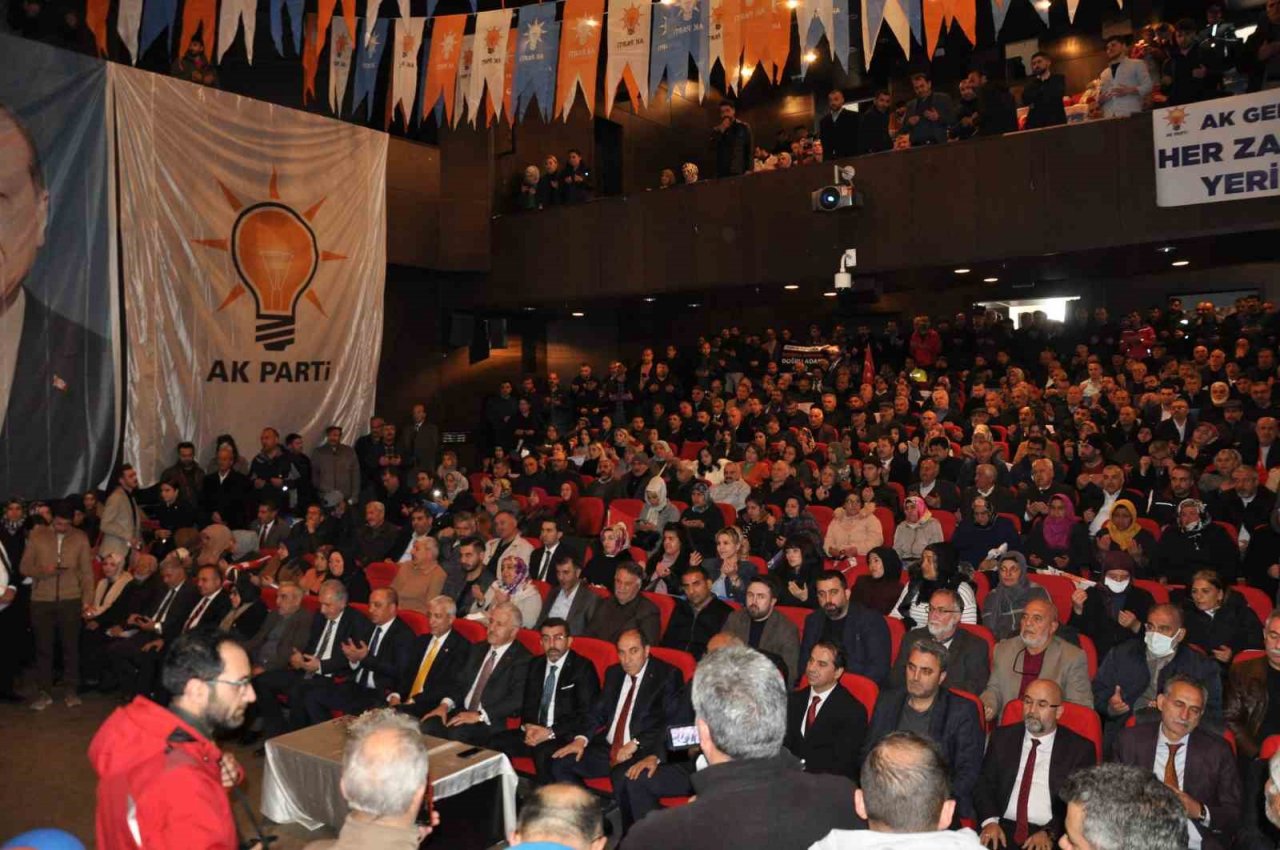 Kars’ta AK Parti gövde gösterisi yaptı