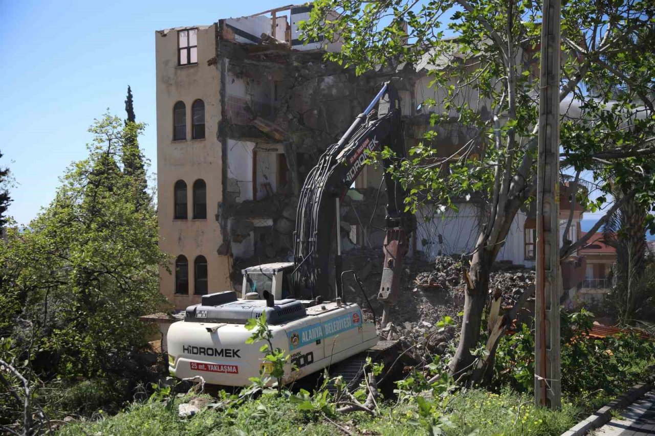 Alanya’da riskli yapıların yıkımı devam ediyor