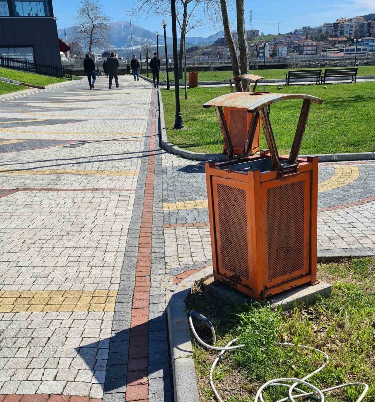 Alaplı sahil dolgu alanındaki park ve oturma grupları bakıma alındı