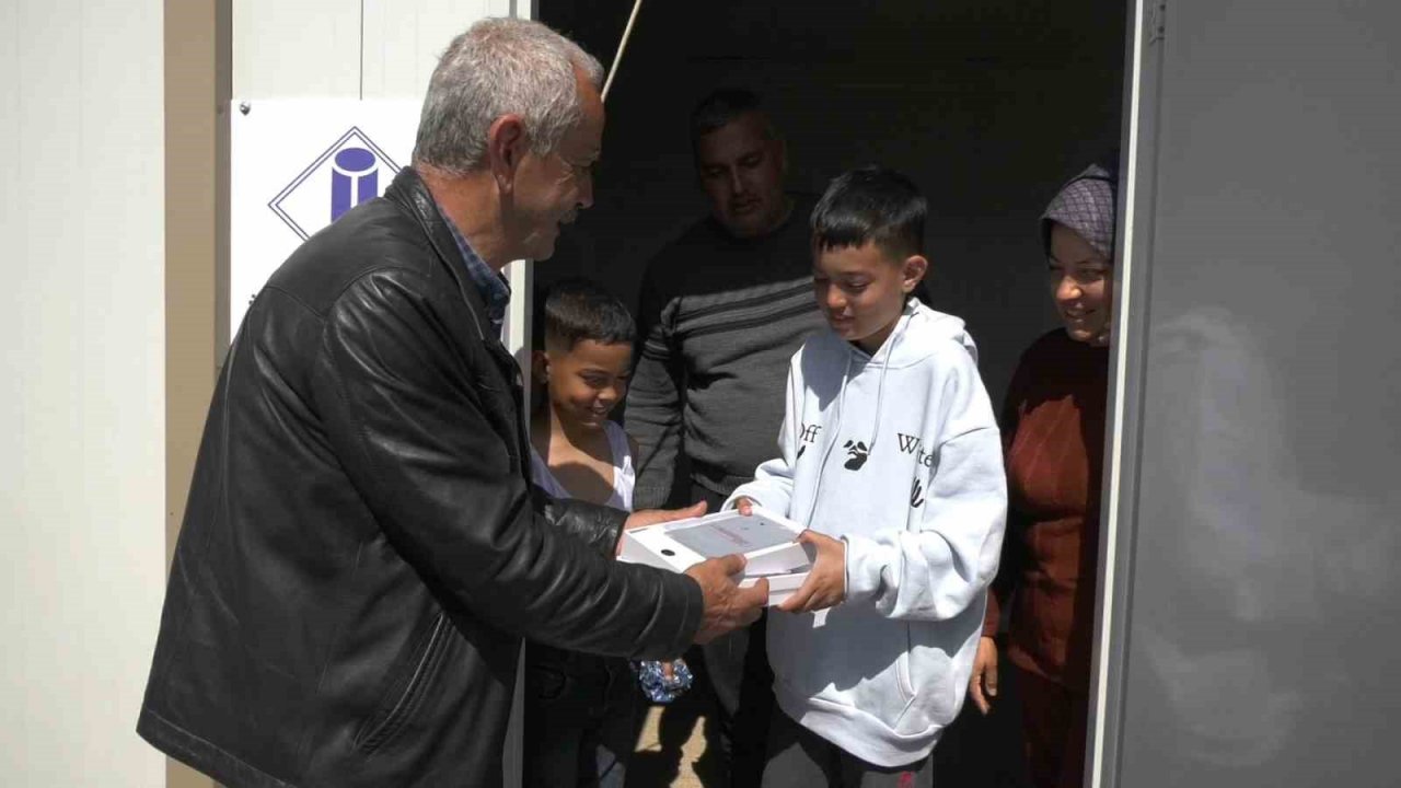 Başkan Muhittin Böcek depremzede öğrencilere tablet gönderildi