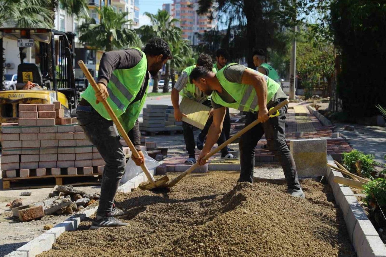 Aşık Veysel Caddesi’nde kaldırımlar yenileniyor