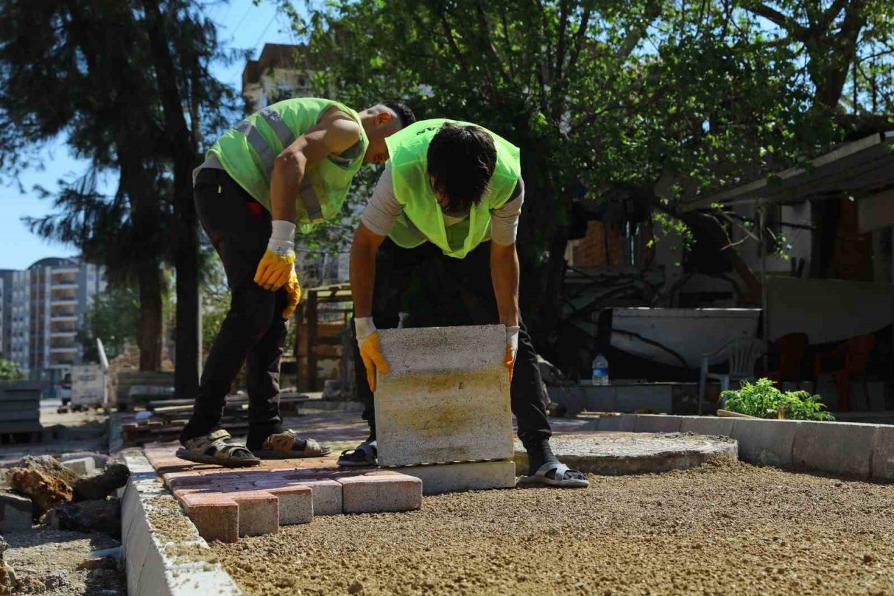 Aşık Veysel Caddesi’nde kaldırımlar yenileniyor