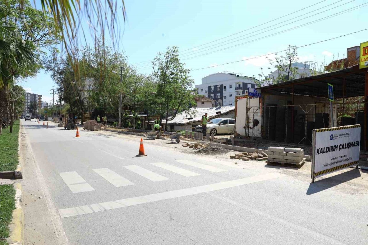 Aşık Veysel Caddesi’nde kaldırımlar yenileniyor