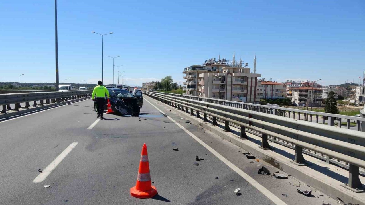 Sürücüsünün hakimiyetini kaybettiği otomobil bariyerlere çarptı