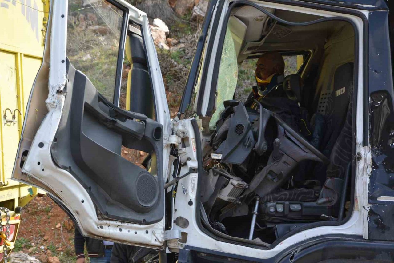 Kamyonet park halindeki kamyona çarptı: 2 yaralı