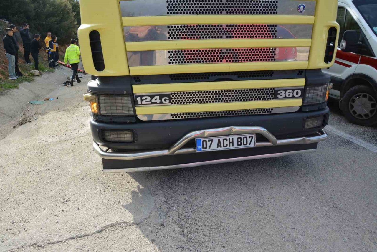 Kamyonet park halindeki kamyona çarptı: 2 yaralı