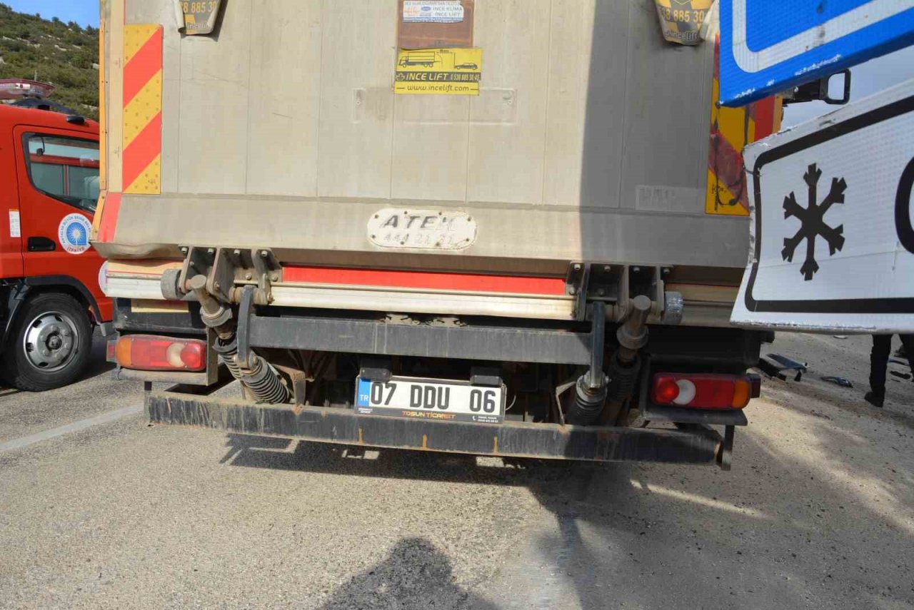 Kamyonet park halindeki kamyona çarptı: 2 yaralı