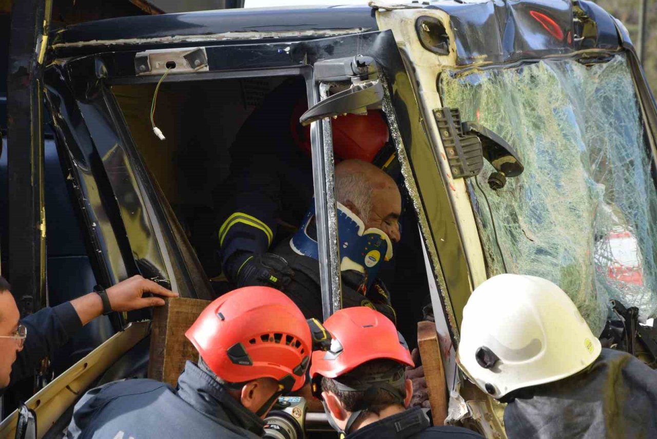 Kamyonet park halindeki kamyona çarptı: 2 yaralı