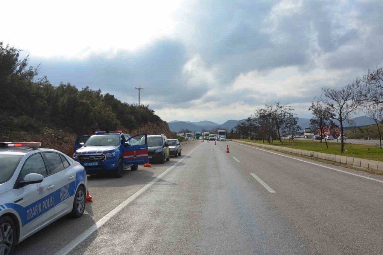 Kamyonet park halindeki kamyona çarptı: 2 yaralı