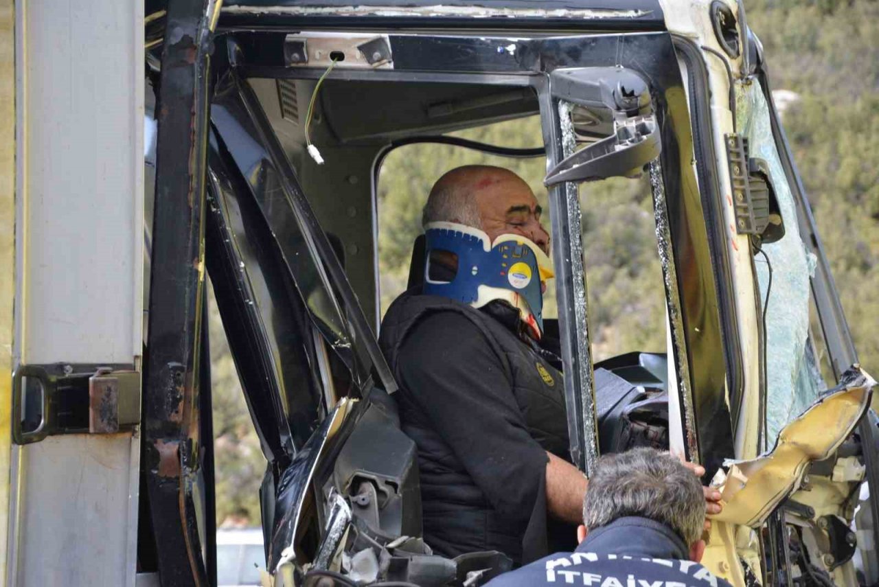 Kamyonet park halindeki kamyona çarptı: 2 yaralı