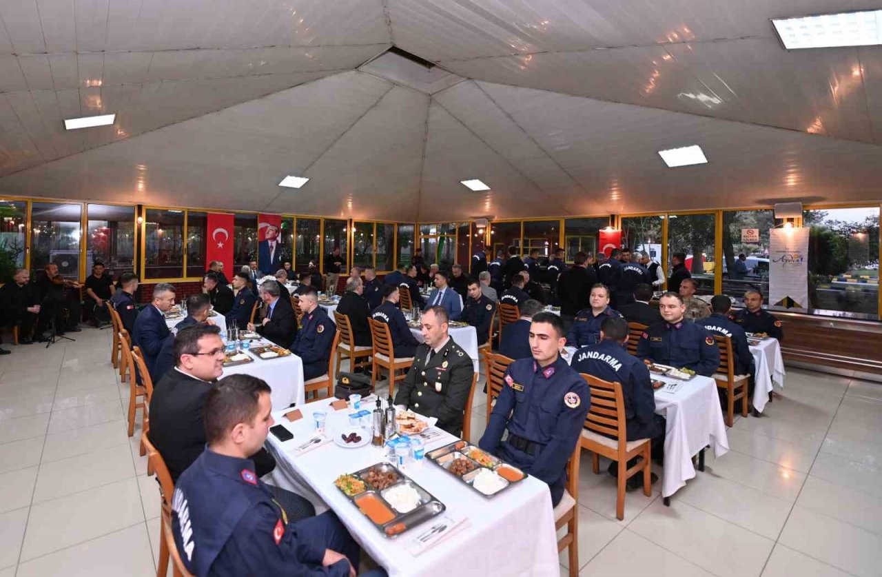 Aydın Valisi Aksoy, jandarma personeli ile iftarda buluştu