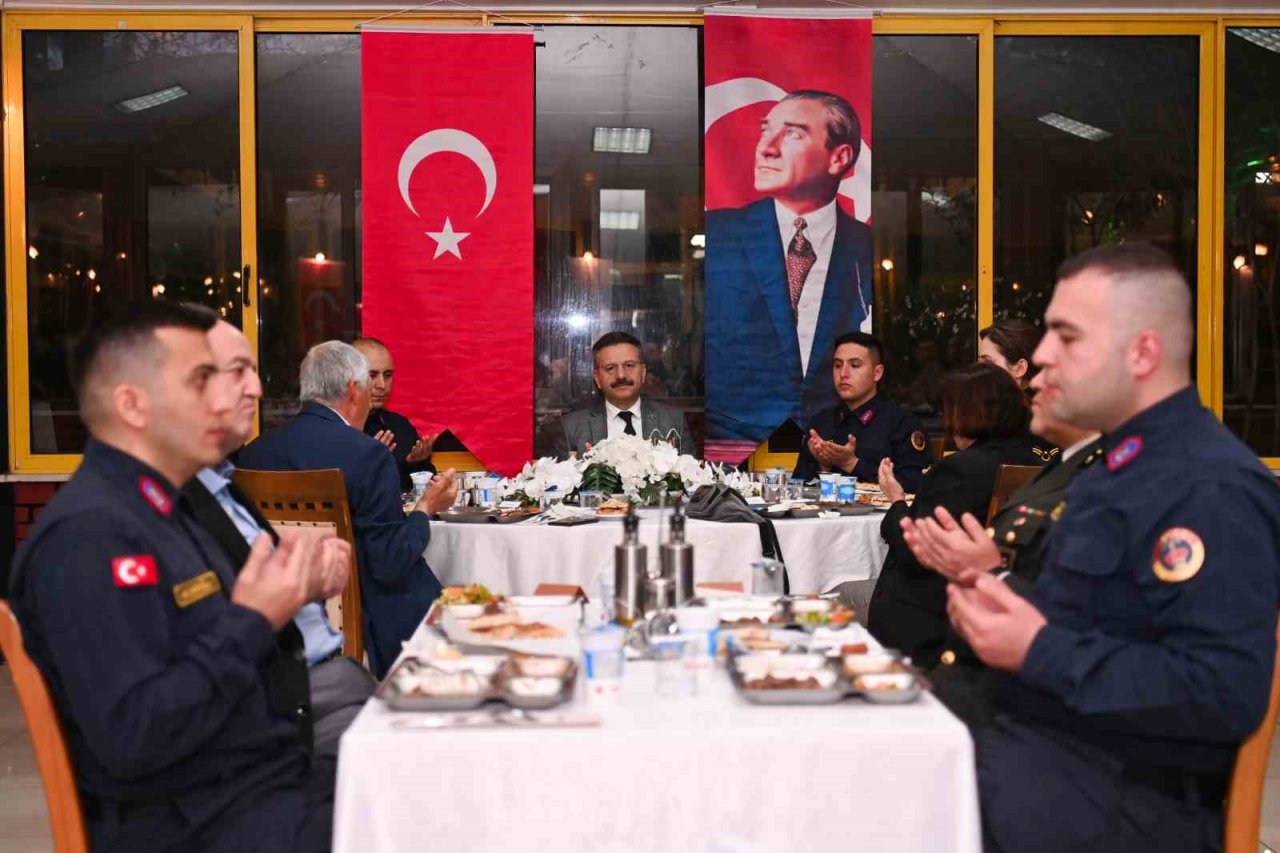 Aydın Valisi Aksoy, jandarma personeli ile iftarda buluştu