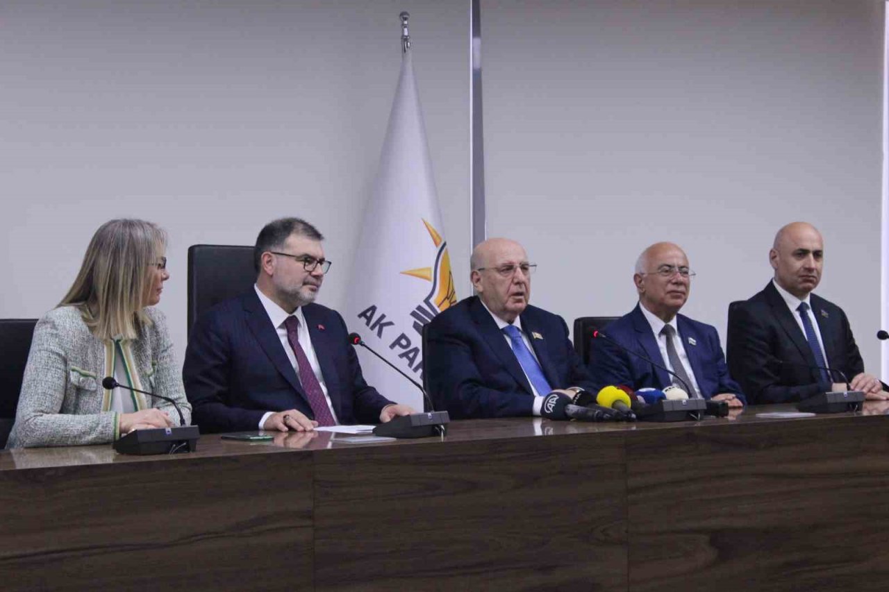 Azerbaycan heyetinden AK Parti İzmir çıkarması