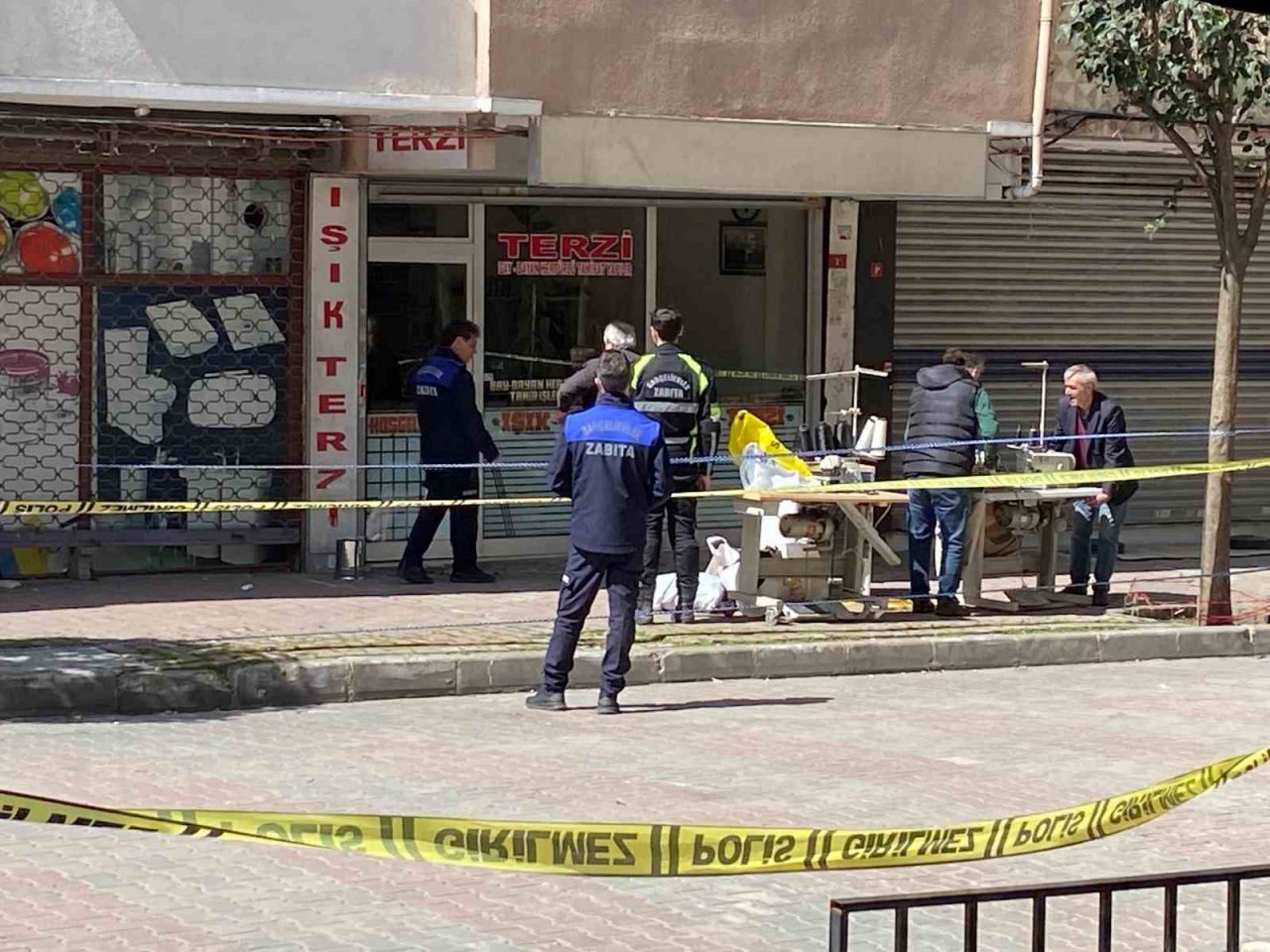 Bahçelievler’de kolonları çatlayan binada oturanlar eşyalarını aldı