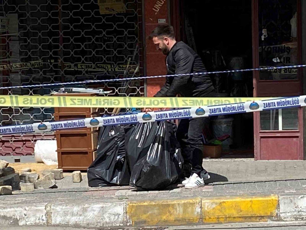 Bahçelievler’de kolonları çatlayan binada oturanlar eşyalarını aldı