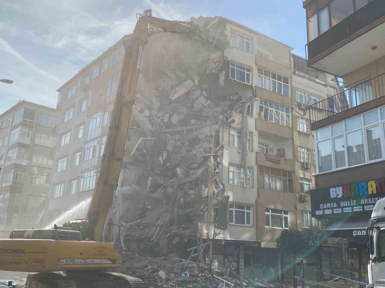 Bahçelievler’de kolonları çatlayan binanın yıkımına başlandı