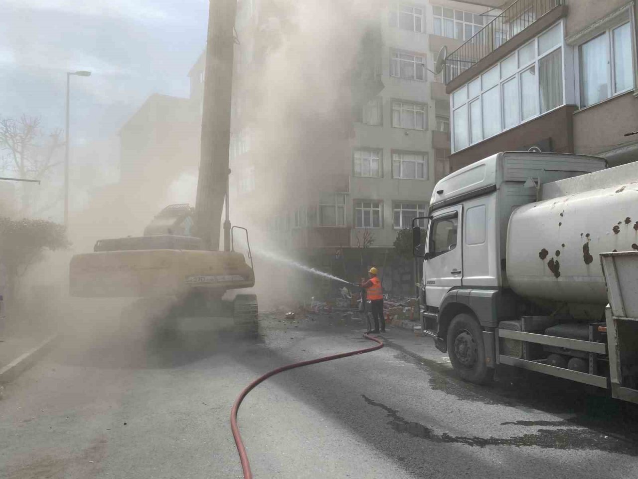 Bahçelievler’de kolonları çatlayan binanın yıkımına başlandı