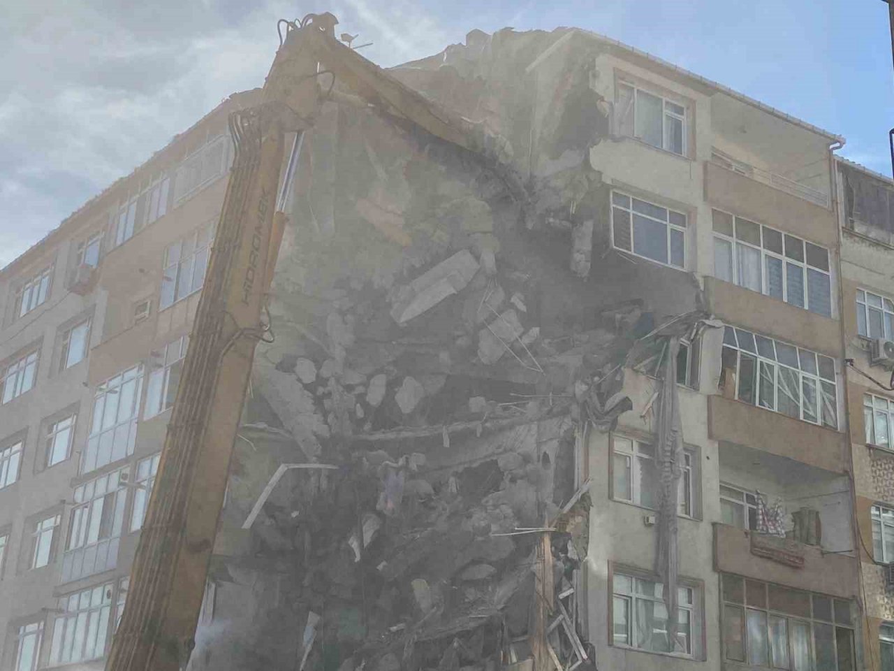 Bahçelievler’de kolonları çatlayan binanın yıkımına başlandı