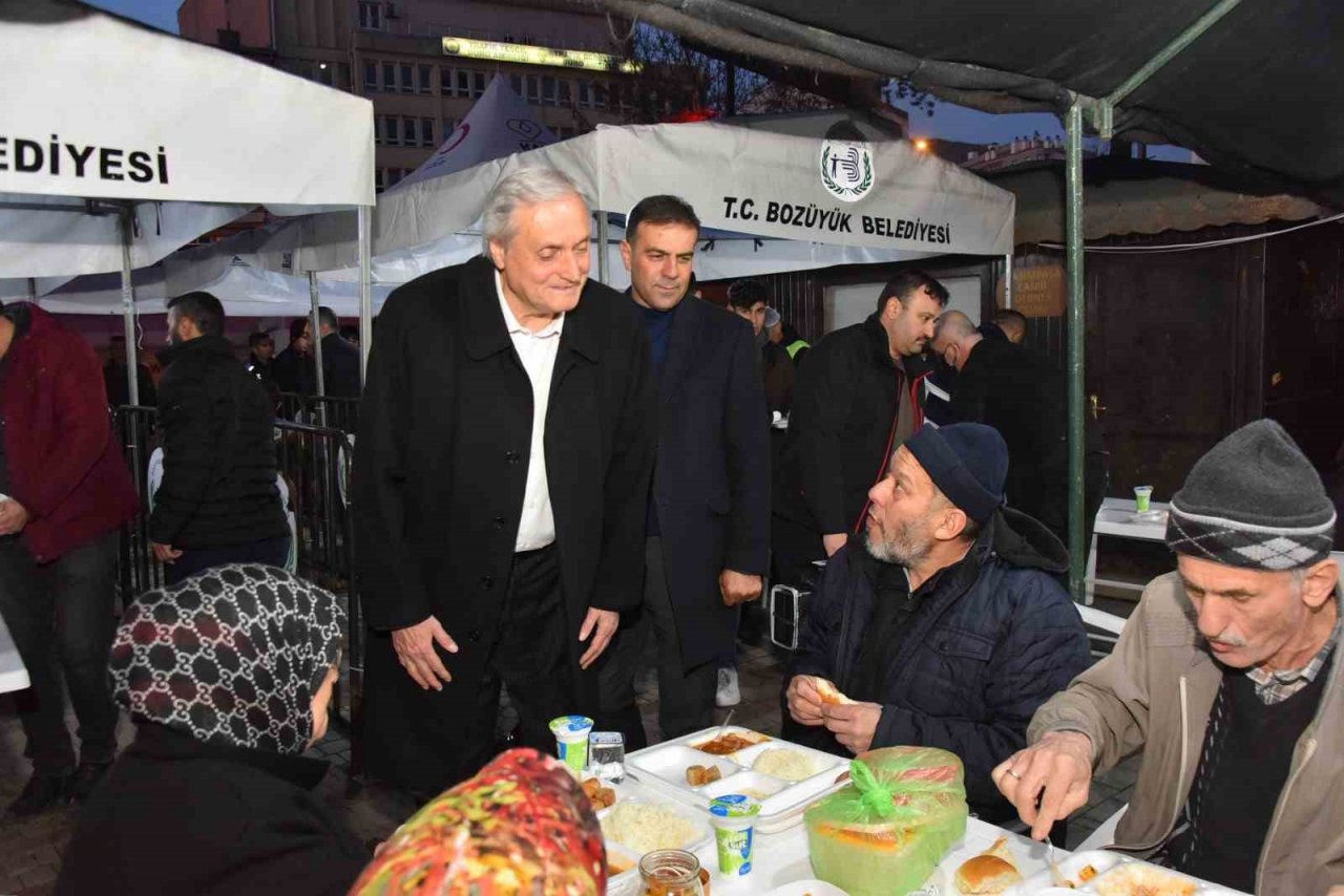 Başkan Bakkalcıoğlu hayırsever vatandaşın iftar yemeğine katıldı
