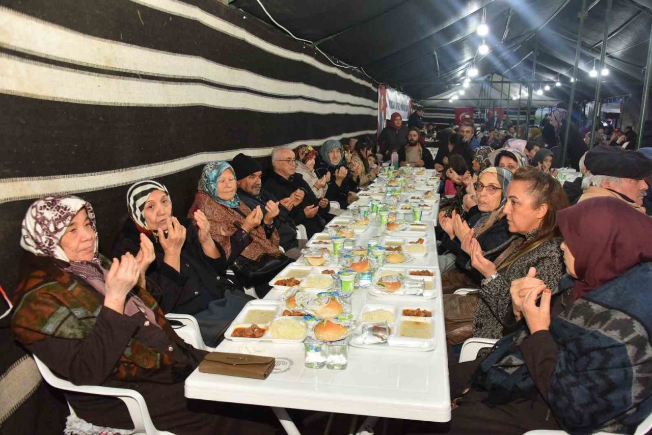 Başkan Bakkalcıoğlu hayırsever vatandaşın iftar yemeğine katıldı