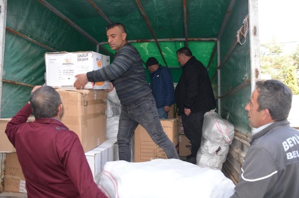 Beylikova Belediyesi’nden deprem bölgesine Ramazan kolisi ve bayramlık kıyafet