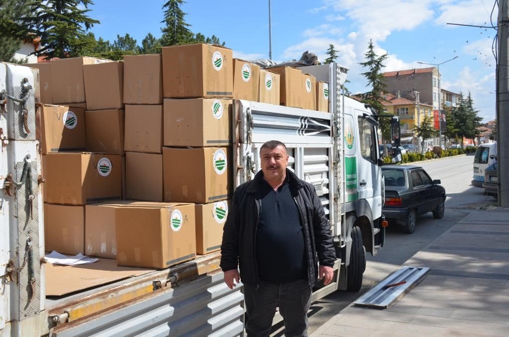 Beylikova Belediyesi’nden deprem bölgesine Ramazan kolisi ve bayramlık kıyafet