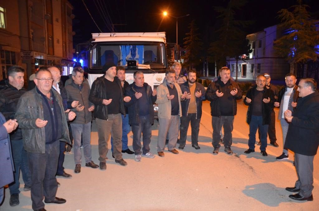 Beylikova Belediyesi’nden deprem bölgesine Ramazan kolisi ve bayramlık kıyafet