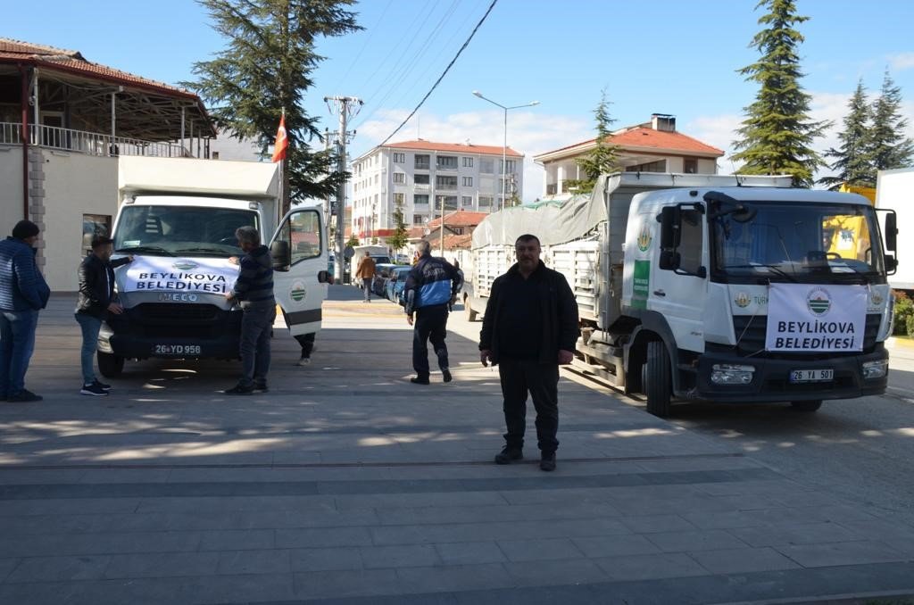 Beylikova Belediyesi’nden deprem bölgesine Ramazan kolisi ve bayramlık kıyafet