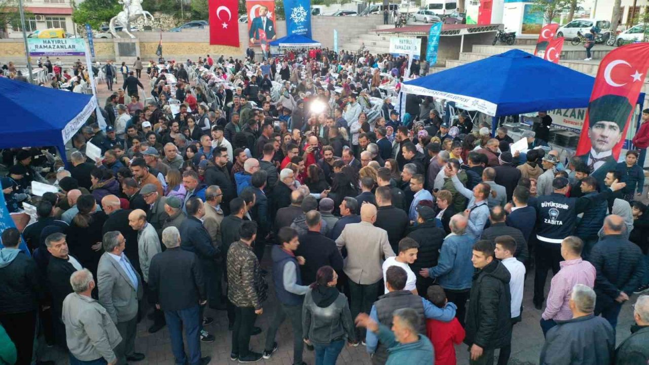Büyükşehir’in iftar sofraları devam ediyor